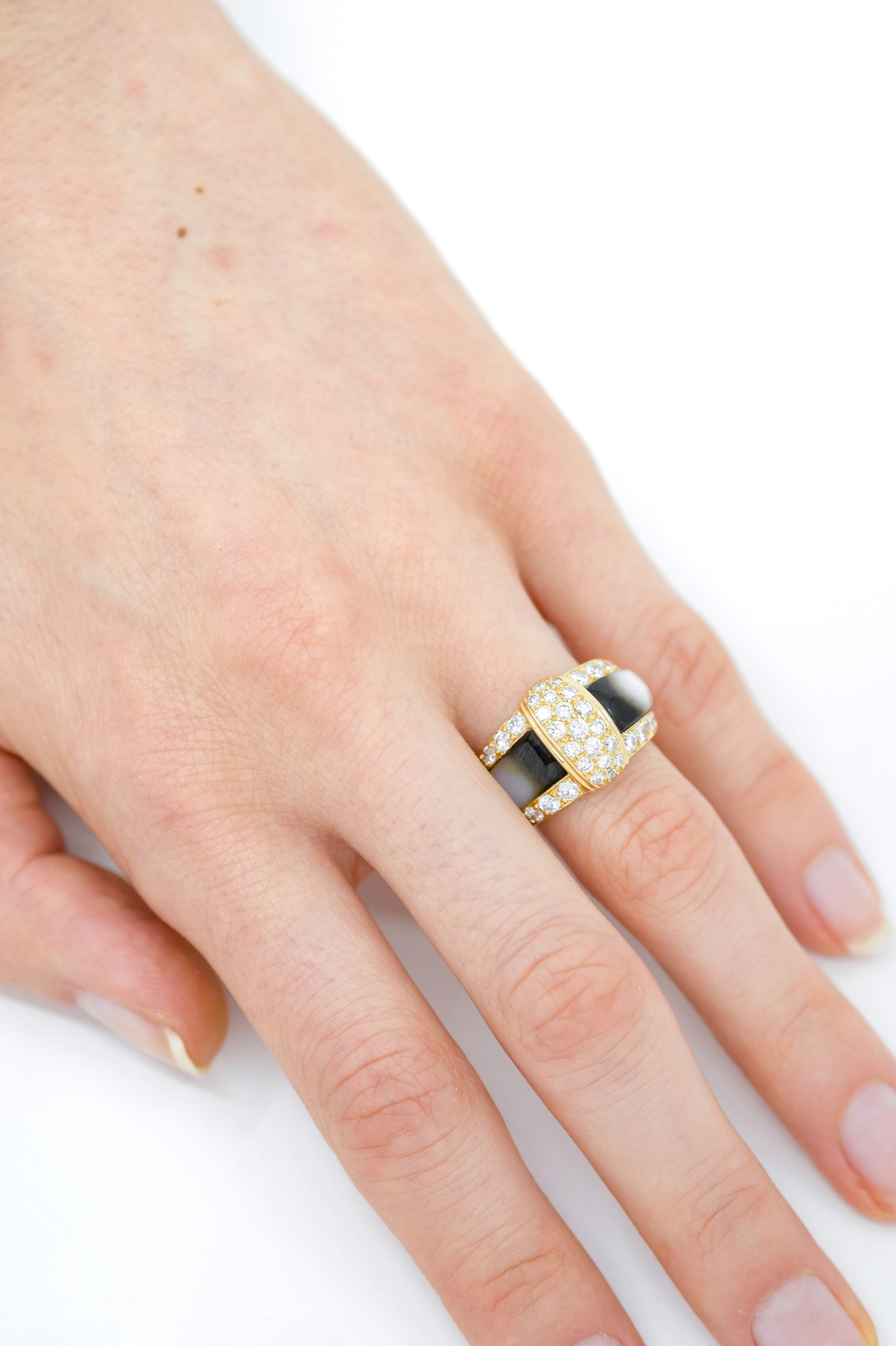 Van Cleef & Arpels Ring Yellow gold, Gray mother-of-pearl and Diamonds - c. 1980