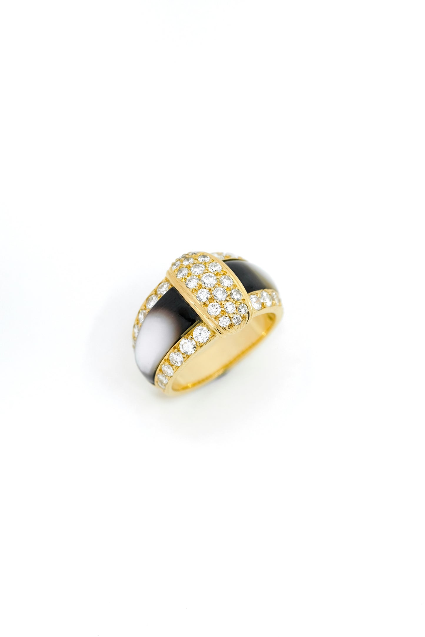 Van Cleef & Arpels Ring Yellow gold, Gray mother-of-pearl and Diamonds - c. 1980